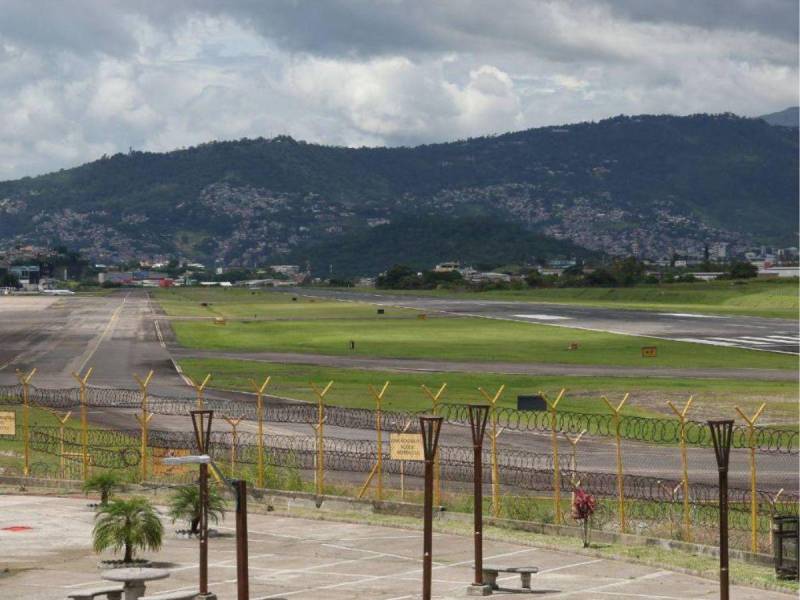 Aeropuerto Toncontín amaneció cerrado este viernes. El aeródromo se abrirá conforme mejore el clima.