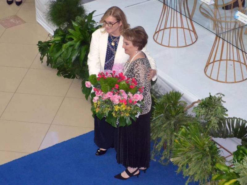 <i>La distinguida dama María Elena Marcos, esposa de Emín Abufele, recibió un arreglo de flores de manos de la Presidenta Ejecutiva de Banpaís, María del Rosario Selman-Housein.</i>