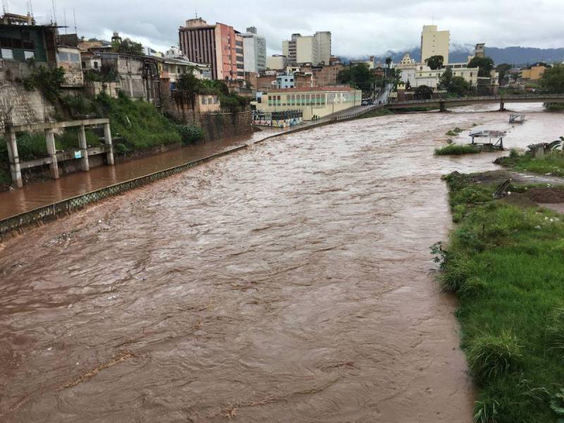 Antes de salir de Honduras, la tormenta tropical Sara dejó inundaciones en Tegucigalpa, Valle y Choluteca.