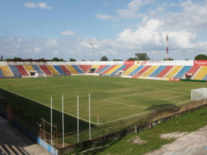 El estadio Ceibeño ha estado muy descuidado en los últimos años.