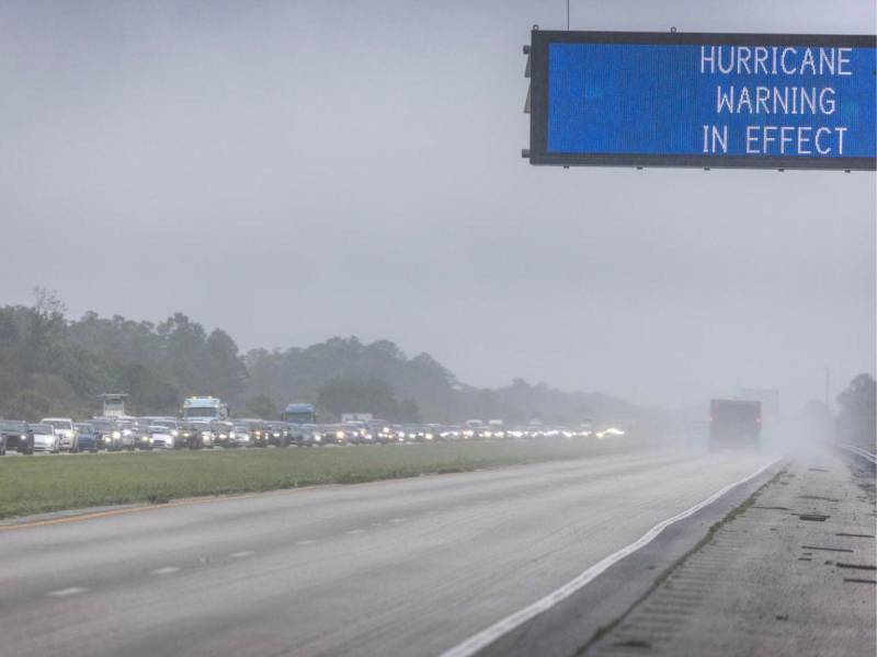 Miles de vehículos salen de Tampa, Florida, tras el llamado a evacuar.