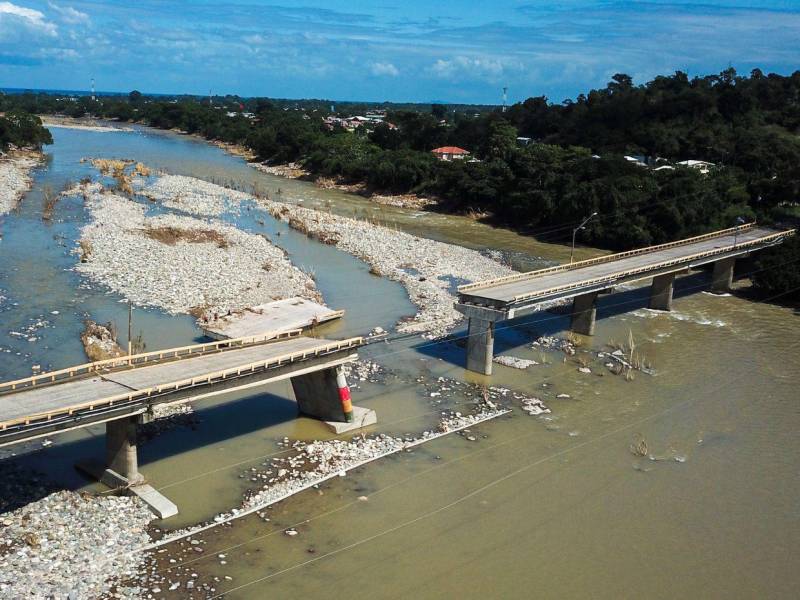 Las fuertes lluvias de Sara ocasionaron la crecida del río Cangrejal y por ente del colapso del puente Saopín en Atlántida.