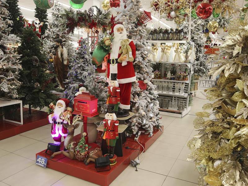 Ambiente elegante y festivo durante el evento navideño de Diunsa Próceres.