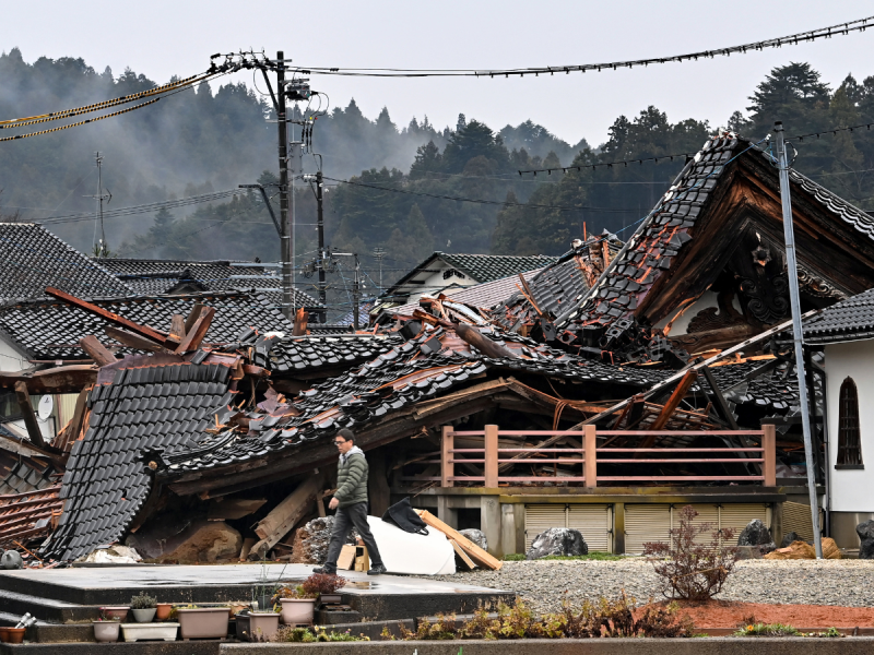 El fuerte sismo de magnitud 7,5 azotó la prefectura de Ishikawa, en la isla principal de Honshu, y provocó la destrucción de miles de edificios, el bloqueo de los caminos, desatando además un devastador incendio y una alerta de tsunami, con olas de más de un metro.