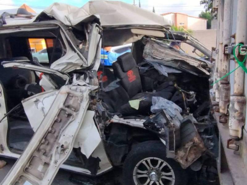 Testigos mencionaron que la rastra estaba estacionada en uno de los carriles, cuando el busito llegó a impactar fuertemente en la parte trasera de la unidad.