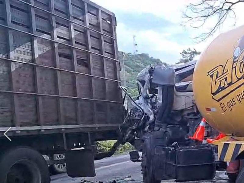 El conductor de la rastra no se encontraba en el lugar, lo que está siendo investigado por las autoridades.