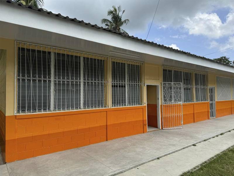 <i>Vista exterior del Centro Educativo Heriberto Castillo tras las mejoras en pintura, infraestructura y áreas comunes.</i>