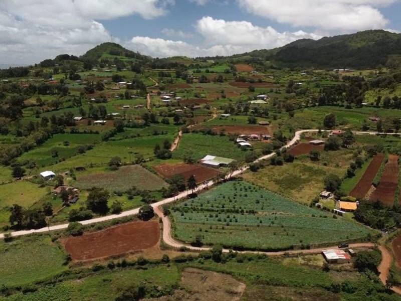 Así se ve desde las alturas la aldea de Azacualpa, se puede observar como la tierra es usada para el cultivo de hortalizas.