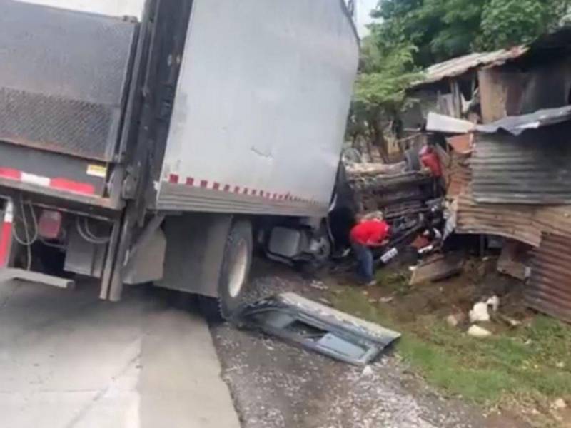 El accidente causó daños materiales en la vivienda y ha dejado varios heridos.