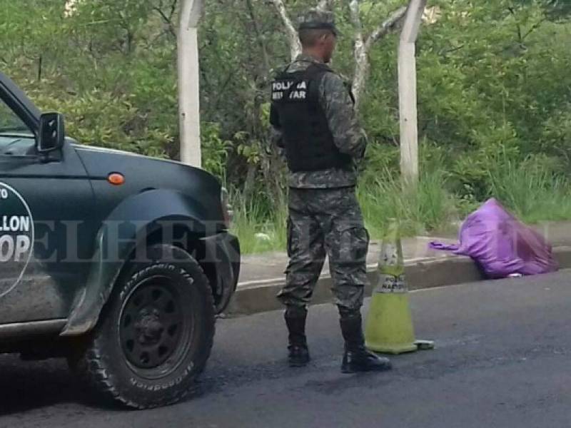 El cuerpo envuelto en una sabana fue dejado en las cercanías a la Represa Los Laureles (Foto: Alex Pérez/EL HERALDO)