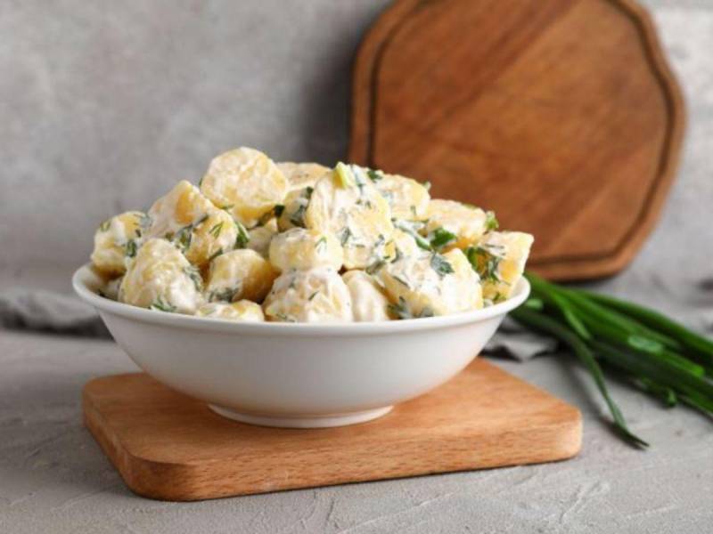 Preparar una rica ensalada de papa en la calidez de su hogar comienza con la elección de los ingredientes adecuados y la aplicación de métodos de preparación básicos.