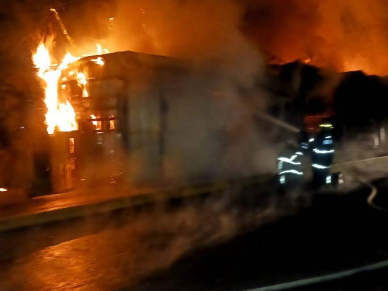 Incendio arrasa con puestos de venta en puente de colonia El Carrizal