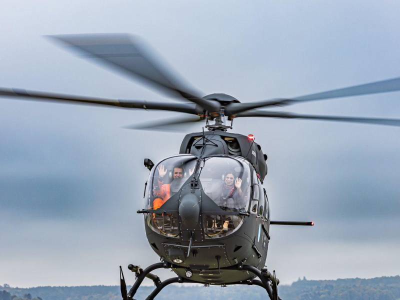 Defensa ha ejecutado gran parte de su presupuesto en la compra de helicópteros. En la imagen, la ministra Rixi Moncada participa en las pruebas de revisión de una de las unidades en Alemania.