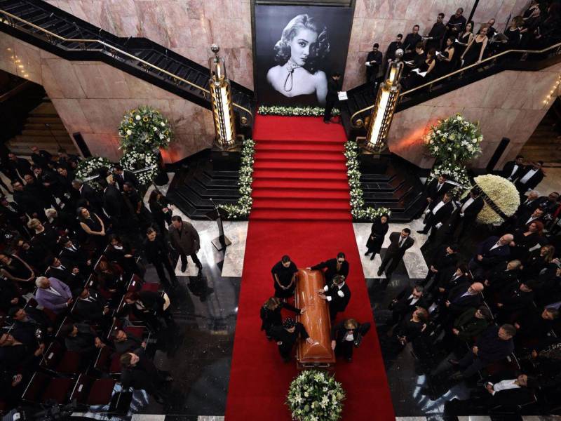 Familiares y amigos participan en el homenaje de la actriz mexicana Silvia Pinal. Sus hijas hicieron la primera guardia tomadas de la mano.