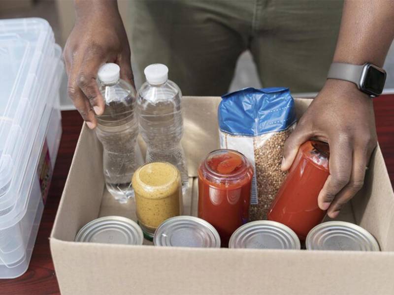 Es importante preparar un kit de emergencia con alimentos no perecederos, agua potable entre otros.