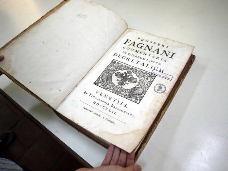 El libro más antiguo conservado data de 1742 y es una obra en latín que trata sobre los decretos gregorianos del siglo XVII.