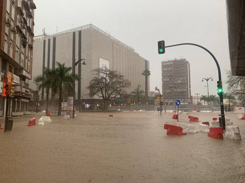 Las fuertes trombas de agua y granizo que se registran este miércoles en Málaga han causado inundaciones y la acumulación de grandes balsas en algunas de las principales avenidas de todos los distritos de la ciudad.