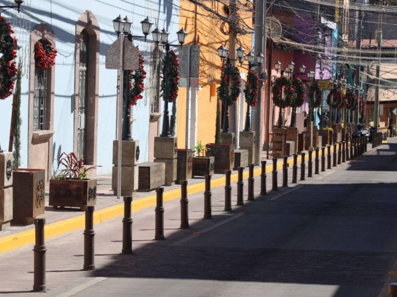 Los trabajos de recuperación en la avenida Cervantes han brindado otro rostro al centro de la capital, ahora tiene decoración navideña.