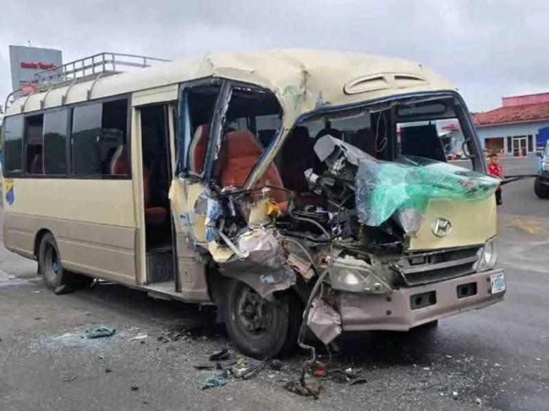 Así quedó la unidad de transporte luego del terrible impacto.