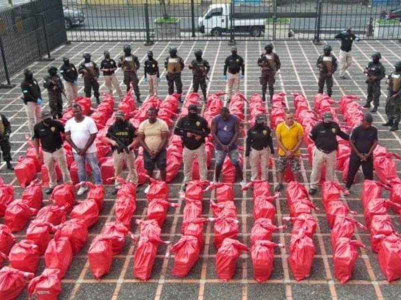 Casi 4 mil toneladas de droga fueron trasladadas este martes a la capital de Honduras luego de haber sido decomisada a cinco colombianos. Los hombres serán acusados de tráfico de droga.