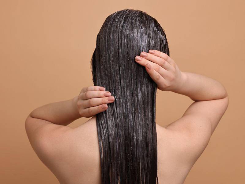 El experto apunta que el uso de agua caliente en el cabello favorece la aparición de caspa.