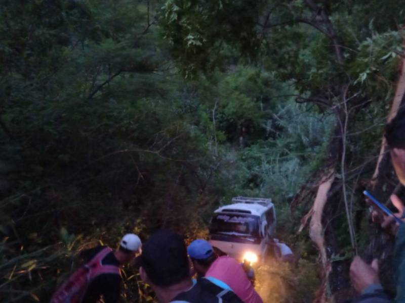 El rapidito cayó en una zona de difícil acceso y eso dificultó el rescate de los lesionados.