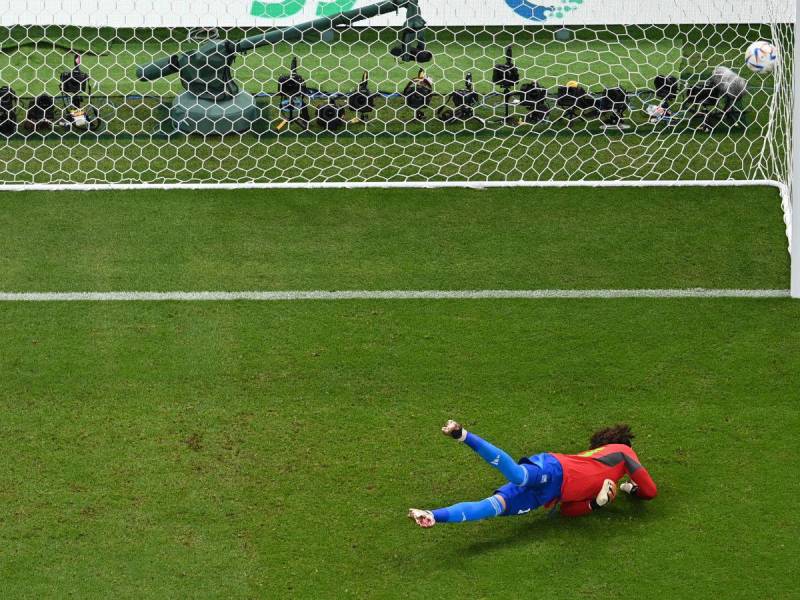 Como si estuviera en una mesa de billar, Messi mandó a guardar al fondo de la red un remate preciso.