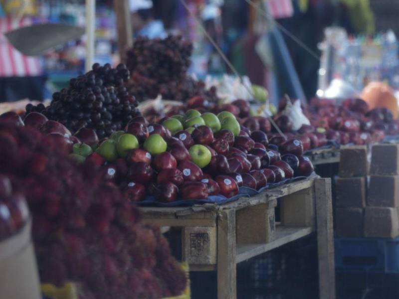 El alza en los precios de frutas importadas como manzanas y uvas siempre se registra para la temporada navideña