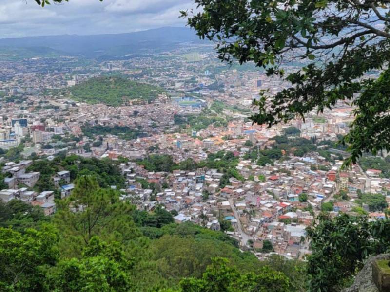 Esta es la vista de la capital desde la altura de El Picacho, lugar donde está la mejor panorámica de la ciudad; también hay un zoológico.