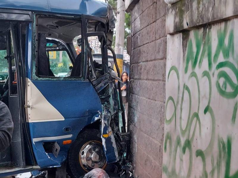 El aparatoso accidente de un bus ‘rapidito’ de la ruta Cerro Grande-Kennedy ocurrió alrededor de las 6:00 a. m., cuando el bus presuntamente iba peleando vía con otra unidad de la ruta Cerro Grande-UNAH.