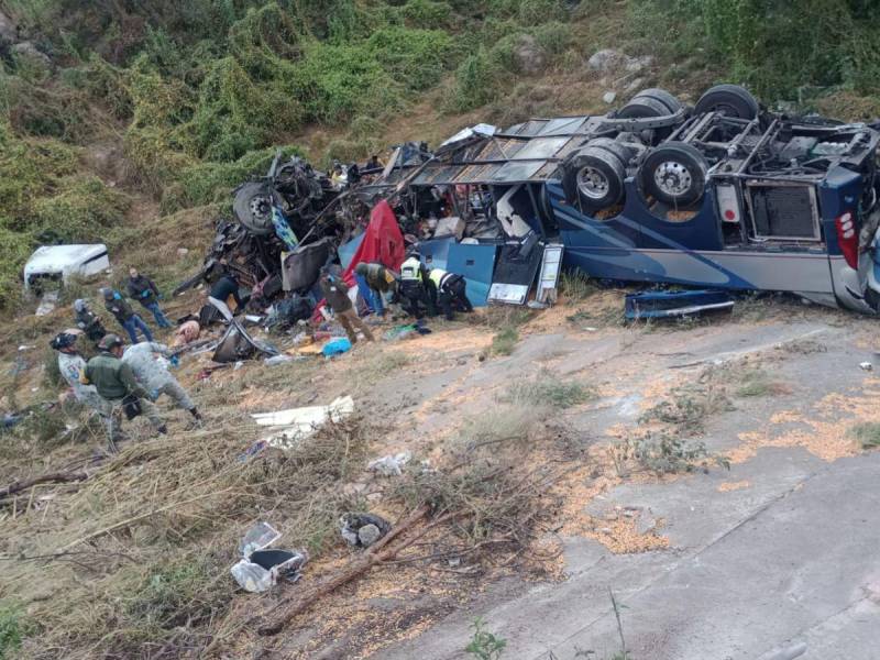 El accidente ocurrió cuando un autobús con 25 pasajeros volcó hacia un barranco.