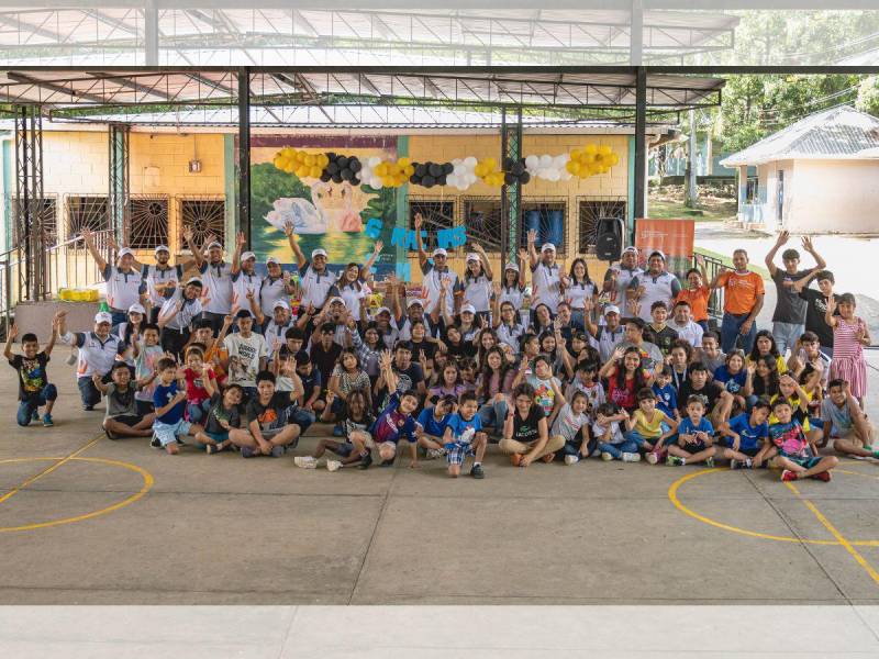 El grupo de 20 voluntarios de CMI junto a 70 niños y niñas de “El Refugio”, con quienes compartieron momentos de alegría como parte de las actividades recreativas de la temporada navideña.