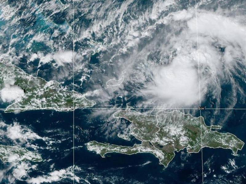 Fotografía satelital cedida por la Oficina Nacional de Administración Oceánica y Atmosférica (NOAA) a través del Centro Nacional de Huracanes (NHC) estadounidense donde se muestra la localización de la tormenta tropical Oscar en el Atlántico.