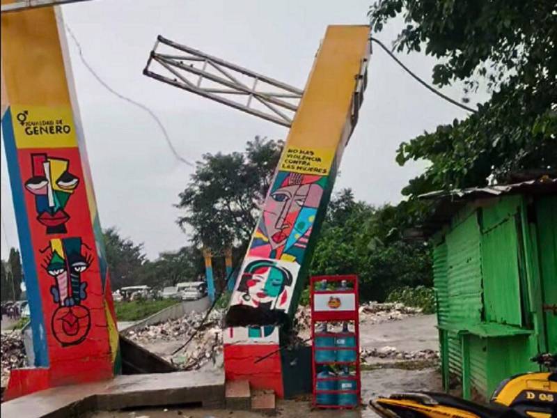 Los pobladores de esta zona de San Pedro Sula están incomunicadas debido a que el puente de acceso cedió por las lluvias.