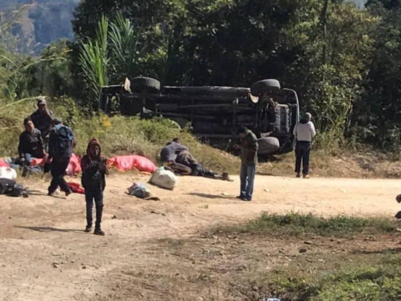 El vehículo tipo pick-up quedó tendido al lado de una calle empinada.