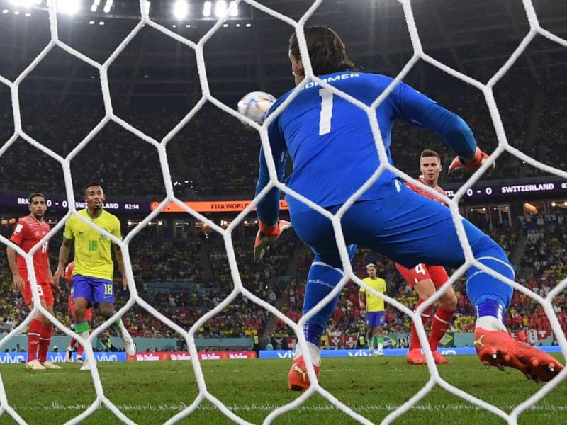 Yann Sommer solo hizo vista del balón tras el fulminante remate de Casemiro.