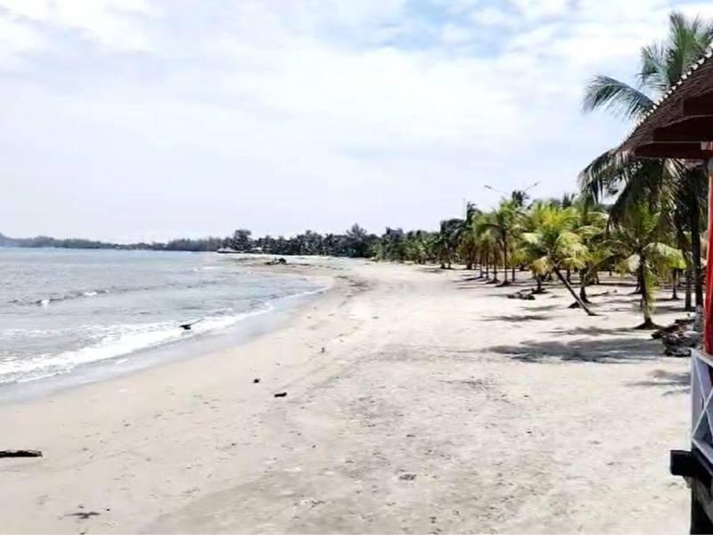 La playa de Tela luce completamente desolada. Las autoridades prohibieron la entrada al mar.