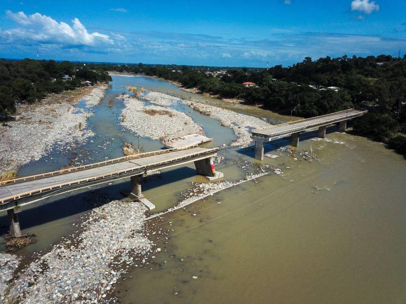 La fuette presión de agua que alcanzó el afluente hizo que la losa de 30 metros se desprendiera del puente y cayera al río, a pesar de su gran peso.