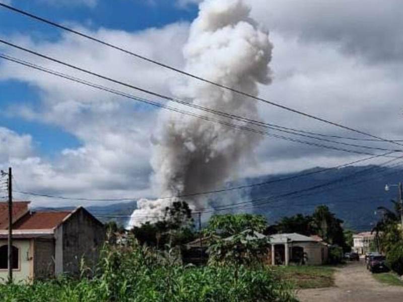 Explosión en cohetería provoca fuerte incendio en Catacamas, Olancho