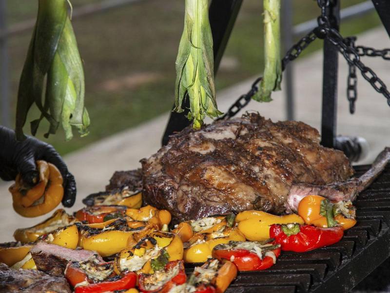 Los asistentes disfrutaron de los mejores cortes de carne en un evento lleno de sabor y tradición.