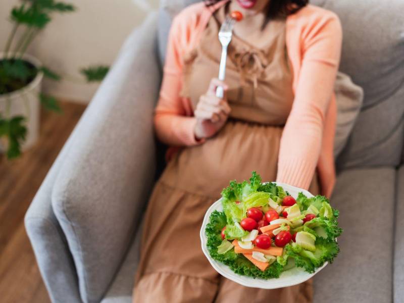 Asegúrese de mantener su sistema inmunológico fortalecido a través de una dieta balanceada rica en frutas y verduras, y una ingesta suficiente de agua que le permita seguir hidratado.