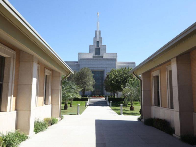 Las personas que lo visitan se llenan de admiración por la armonía. El templo cuenta con capillas y salones para impartir conocimientos relacionados con sus ordenanzas de la Iglesia.