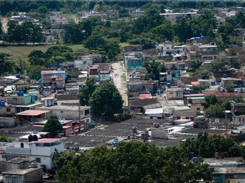 Solo un tercio de Cuba tiene energía eléctrica tras apagón total