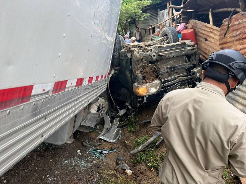 Un accidente entre un busito de la ruta La Entrada /Virrey en Macuelizo, Santa Bárbara, y un camión de placas salvadoreñas dejó al menos cuatro heridos. Las imágenes del desastre a continuación.