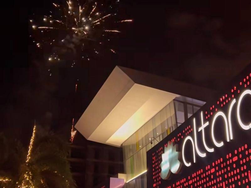 El momento del encendido del árbol se vio acompañado por fuegos artificiales a las afueras del centro comercial.