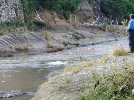 La víctima fue encontrada en medio del río Guacerique por vecinos de las colonias cercanas.