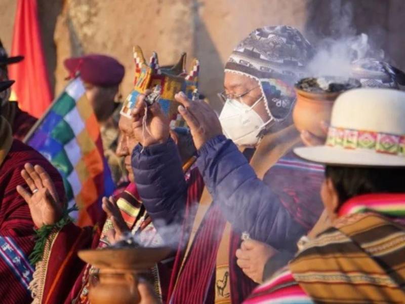 La fiesta comenzó desde temprano, con numerosos grupos de música autóctona, algunos llegados desde comunidades rurales del Altiplano de La Paz.