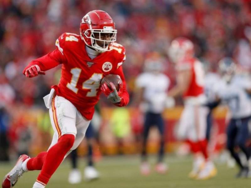 Sammy Watkins, de los Chiefs de Kansas City, atrapa un pase de anotación en la final de la Conferencia Americana frente a los Titans de Tennessee, el domingo 19 de enero de 2020.