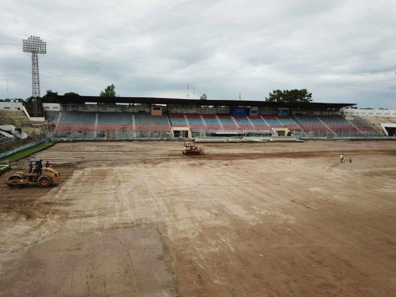 En el estadio de La Ceiba ya se removió la grama vieja.