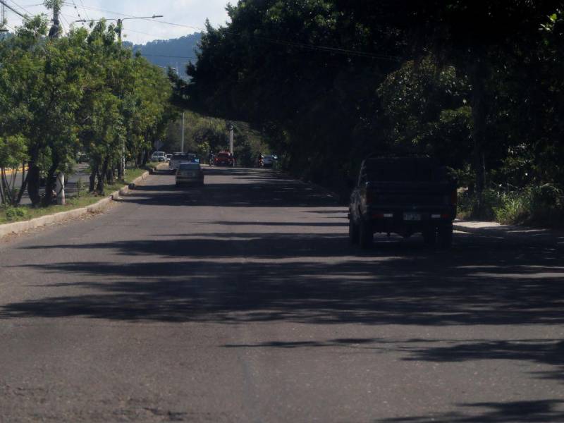 Además del mal estado de la calzada, la falta de señalización hace más difícil circular por el bulevar Fuerzas Armadas y, por ende, urge hacer marcación.